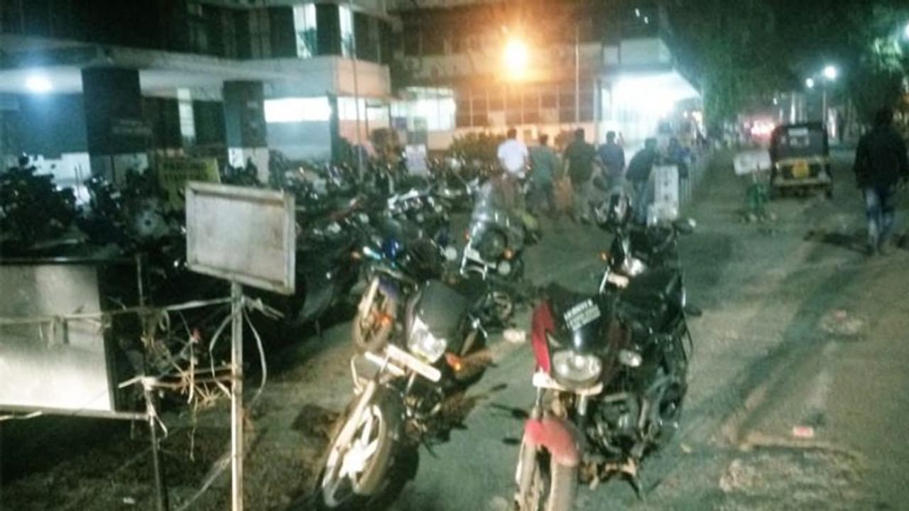 ആംബുലന്സുകളുടെ വഴി മുടക്കി മെഡിക്കല് കോളേജില് അനധികൃത വാഹന പാര്ക്കിങ്ങ് ആംബുലന്സുകളുടെ വഴി മുടക്കി മെഡിക്കല് കോളേജില് അനധികൃത വാഹന പാര്ക്കിങ്ങ്