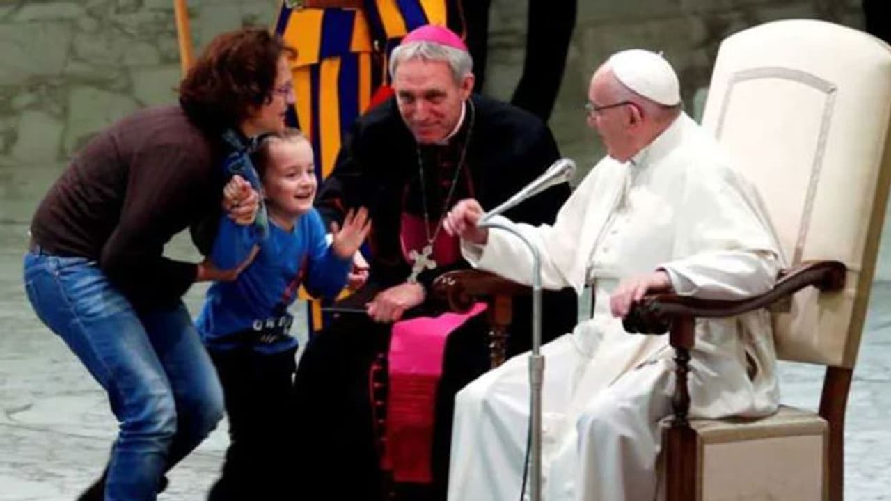 വേദിയിലേക്ക് ഓടിവന്ന ഭിന്നശേഷിക്കാരനായ കുഞ്ഞിനെ ചേര്ത്തുപിടിച്ച് മാര്പാപ്പ; വീഡിയോ കാണാം... വേദിയിലേക്ക് ഓടിവന്ന ഭിന്നശേഷിക്കാരനായ കുഞ്ഞിനെ ചേര്ത്തുപിടിച്ച് മാര്പാപ്പ; വീഡിയോ കാണാം...