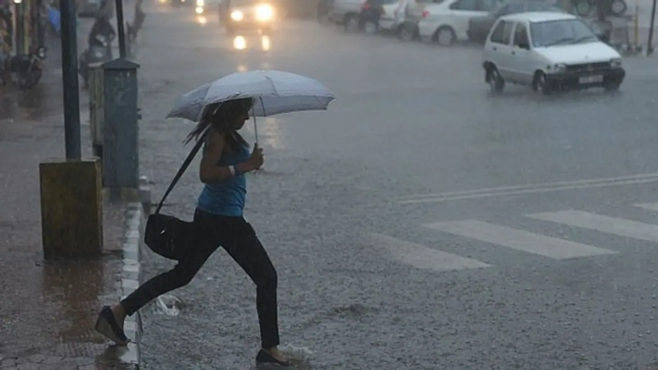 தமிழகத்தில் சூறாவளி காற்றுடன் பலத்த மழை..! இடி மின்னலும் கூட..! தமிழகத்தில் சூறாவளி காற்றுடன் பலத்த மழை..! இடி மின்னலும் கூட..!