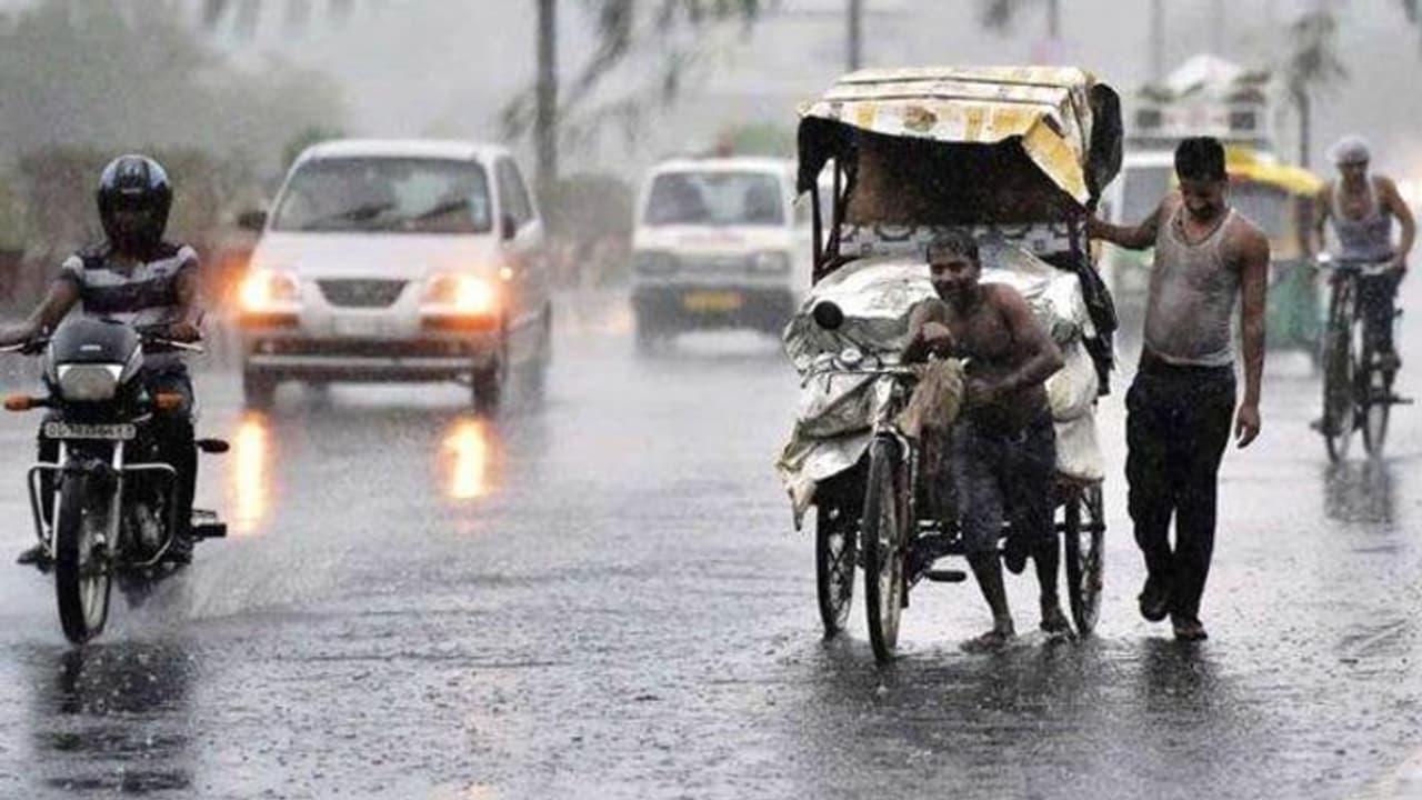 இந்த 4 மாவட்டங்களில் ஊத்து ஊத்துனு ஊத்தப்போகும் கனமழை... வானிலை மையம் பகீர் எச்சரிக்கை..!