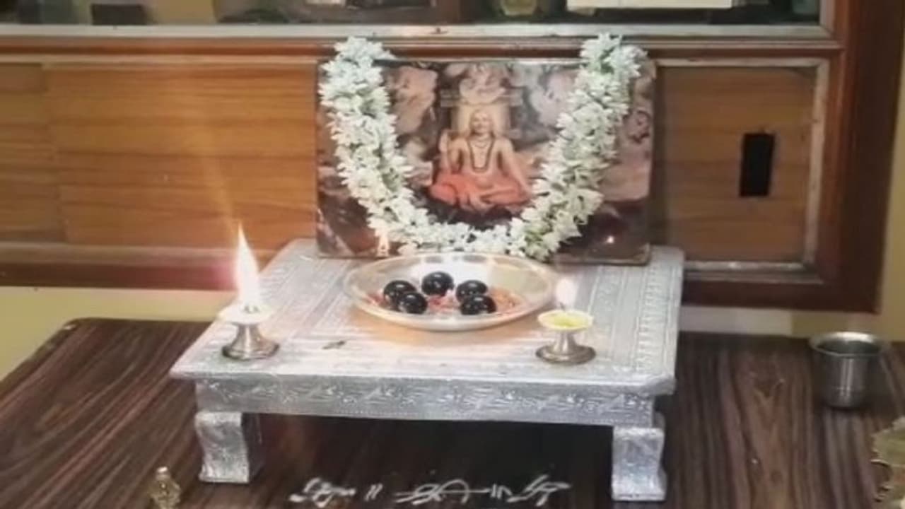 ರಾಯರ ದಿವ್ಯ ಪವಾಡ: ಸಾಲಿಗ್ರಾಮವಾದ ಪ್ರಸಾದ! ರಾಯರ ದಿವ್ಯ ಪವಾಡ: ಸಾಲಿಗ್ರಾಮವಾದ ಪ್ರಸಾದ!