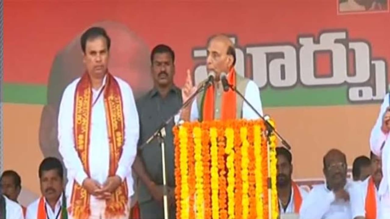 కేంద్ర పథకాలు ప్రజలకు దక్కనియ్యలేదు, దారిమళ్లించారు: కేసీఆర్ పై రాజ్ నాథ్ సింగ్ కేంద్ర పథకాలు ప్రజలకు దక్కనియ్యలేదు, దారిమళ్లించారు: కేసీఆర్ పై రాజ్ నాథ్ సింగ్