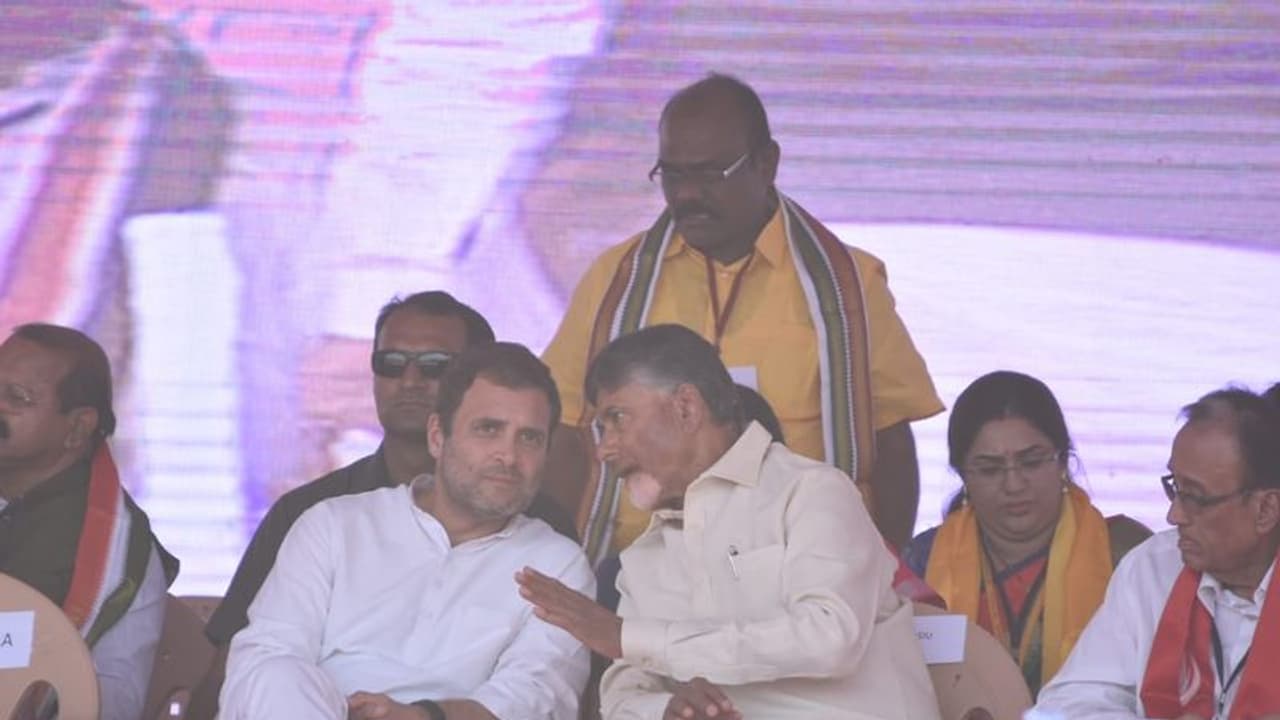 టేకోవర్: చంద్రబాబు చేతుల్లోకి ఏపి కాంగ్రెస్ టేకోవర్: చంద్రబాబు చేతుల్లోకి ఏపి కాంగ్రెస్