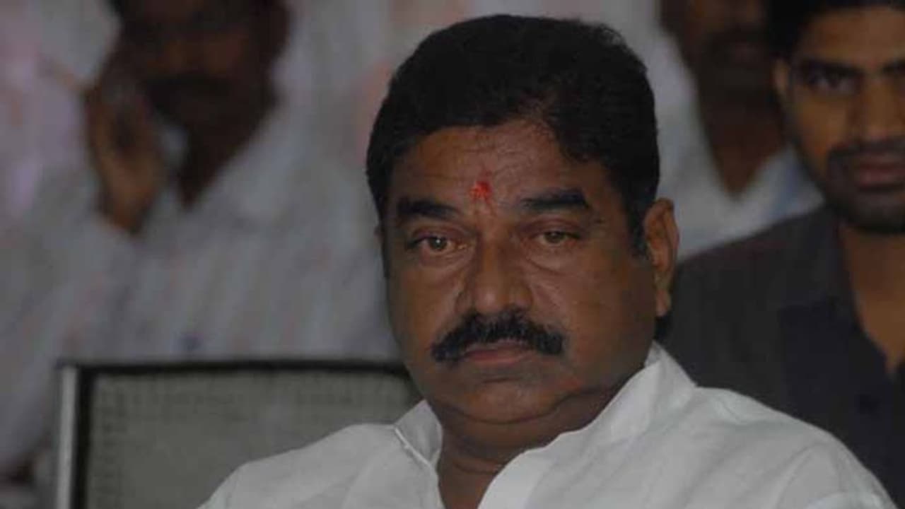 కేసీఆర్కు భారీ షాక్... భార్యతో పాటు కావేటి సమ్మయ్య రాజీనామా కేసీఆర్కు భారీ షాక్... భార్యతో పాటు కావేటి సమ్మయ్య రాజీనామా