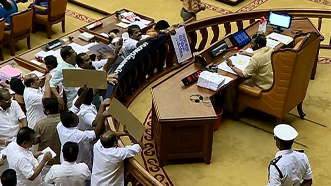 ശബരിമലയെ ചൊല്ലി ഇന്നും പ്രതിപക്ഷ ബഹളം; നിയമസഭ ഇന്നത്തേക്ക് പിരിഞ്ഞു ശബരിമലയെ ചൊല്ലി ഇന്നും പ്രതിപക്ഷ ബഹളം; നിയമസഭ ഇന്നത്തേക്ക് പിരിഞ്ഞു