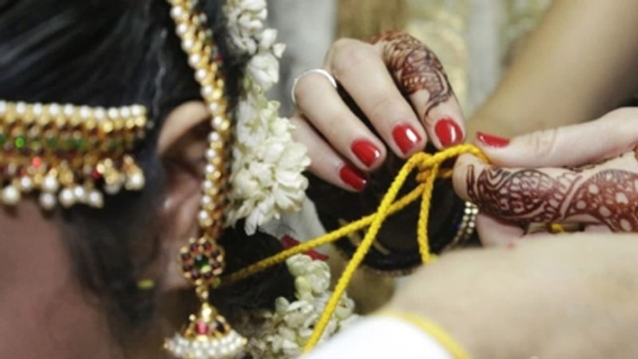 ಶಾಲಾ ಬಾಲಕಿಯನ್ನು ಅಡ್ಗಗಟ್ಟಿ ಅರಶಿಣ ಕೊಂಬು ಕಟ್ಟಿದ!