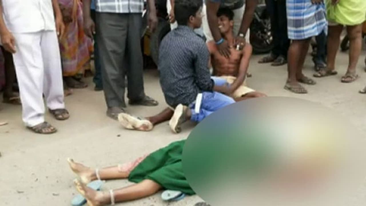 வேலூரில் மகன் கண்முன்னே விபத்தில் சிக்கி உயிரிழந்த தாய்! வேலூரில் மகன் கண்முன்னே விபத்தில் சிக்கி உயிரிழந்த தாய்!