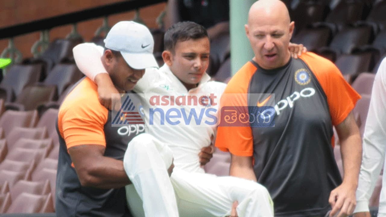 ఆసీస్ తో ఢీ: భారత్ కు షాక్, పృథ్వీషాకు మోకాలి గాయం