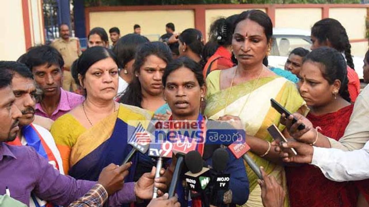 చెవిలో ఇయర్ ఫోన్ పెట్టి.. కిడ్నాప్ చేశారు: గోషామహాల్ చంద్రముఖి చెవిలో ఇయర్ ఫోన్ పెట్టి.. కిడ్నాప్ చేశారు: గోషామహాల్ చంద్రముఖి