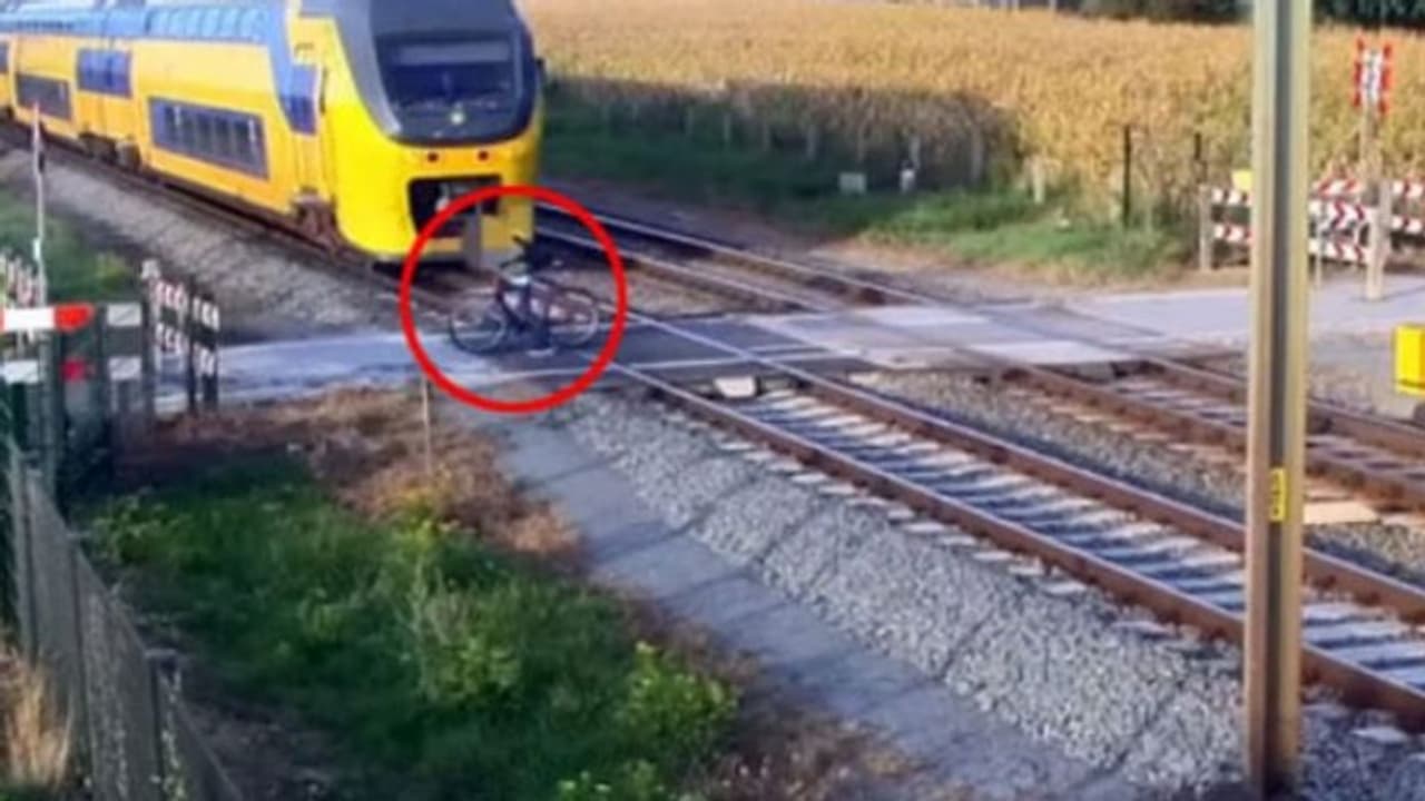 ട്രെയിന് വരുന്നത് കാണാതെ സൈക്കിളോടിച്ച് ട്രാക്കിലേക്ക്; തുടര്ന്ന് സംഭവിച്ചത്... ട്രെയിന് വരുന്നത് കാണാതെ സൈക്കിളോടിച്ച് ട്രാക്കിലേക്ക്; തുടര്ന്ന് സംഭവിച്ചത്...