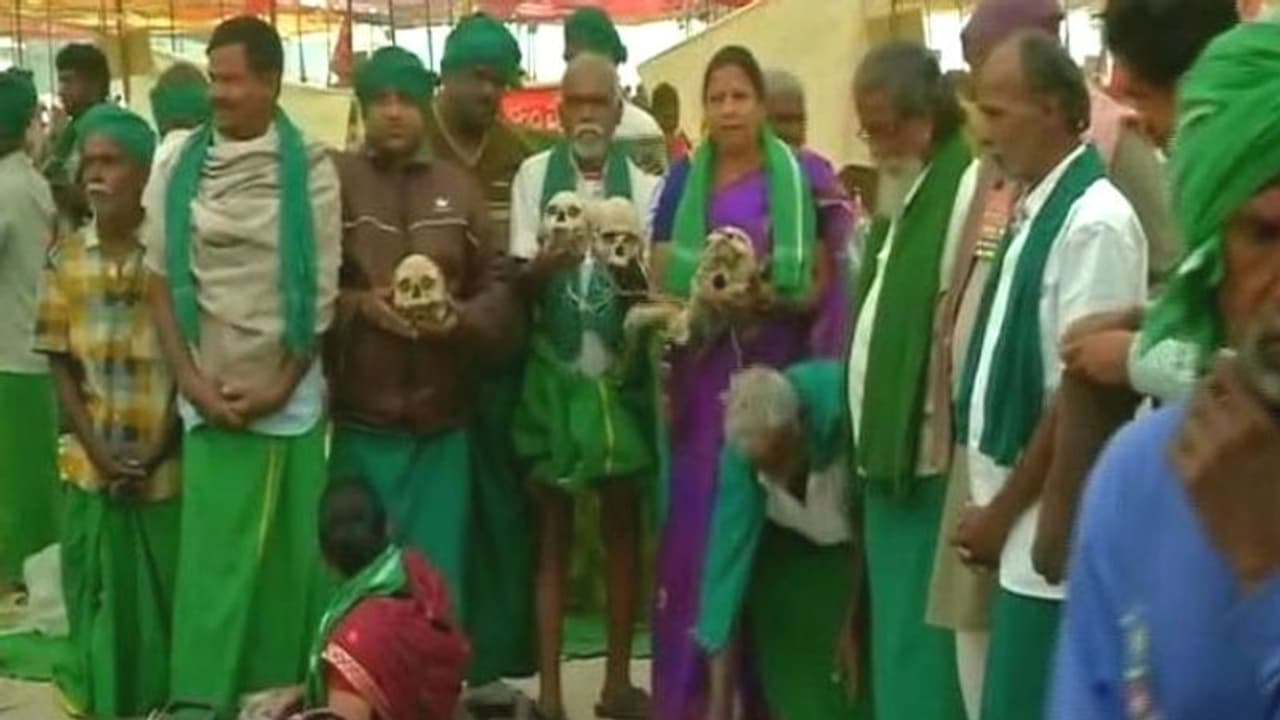 కారణమిదీ: నగ్నంగా నామినేషన్ వేసేందుకు వచ్చి... చివరికిలా... కారణమిదీ: నగ్నంగా నామినేషన్ వేసేందుకు వచ్చి... చివరికిలా...