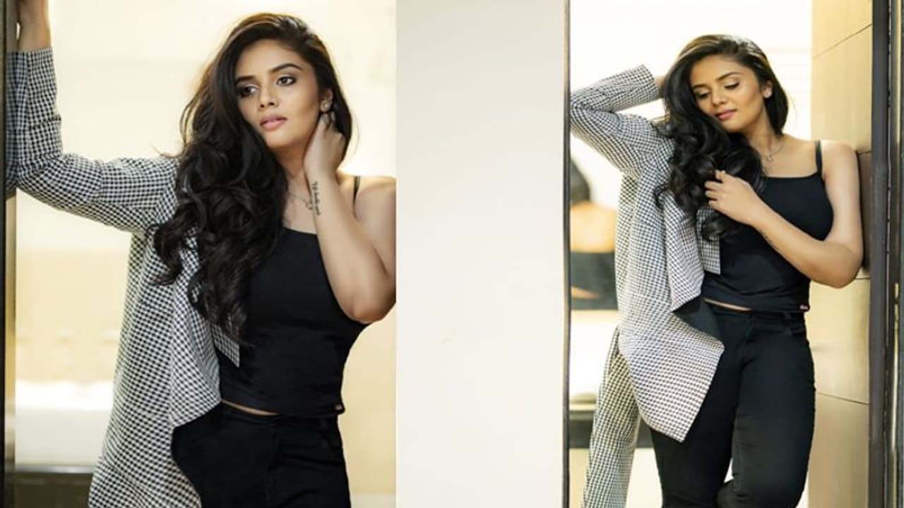 శ్రీ ముఖి హాట్ లుక్.. ఈ ప్రయత్నాలెందుకో? శ్రీ ముఖి హాట్ లుక్.. ఈ ప్రయత్నాలెందుకో?