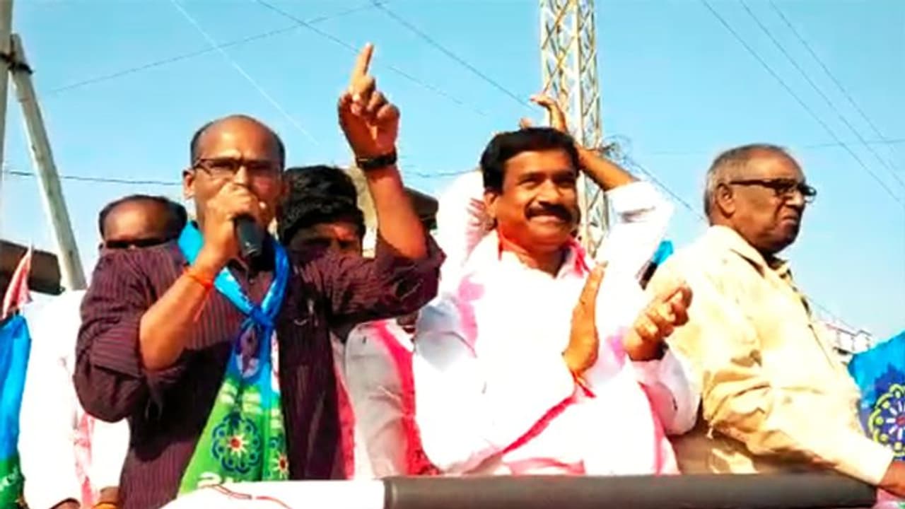 రేవంత్ రెడ్డికి షాక్....కొడంగల్లో టీజెఎస్ మద్దతు టీఆర్ఎస్కే (వీడియో) రేవంత్ రెడ్డికి షాక్....కొడంగల్లో టీజెఎస్ మద్దతు టీఆర్ఎస్కే (వీడియో)