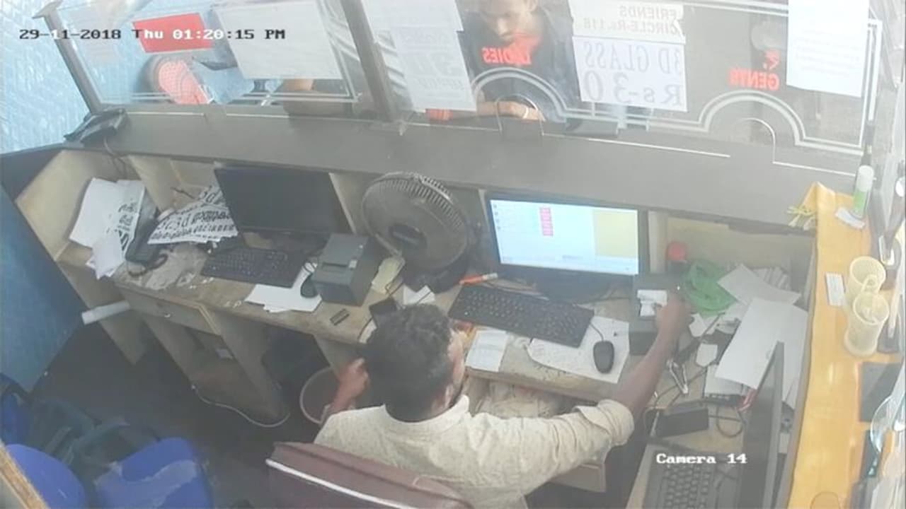 പട്ടാപ്പകല് സിനിമ തിയറ്ററില് നിന്നും മൊബൈല് മോഷണം വീഡിയോ പട്ടാപ്പകല് സിനിമ തിയറ്ററില് നിന്നും മൊബൈല് മോഷണം വീഡിയോ