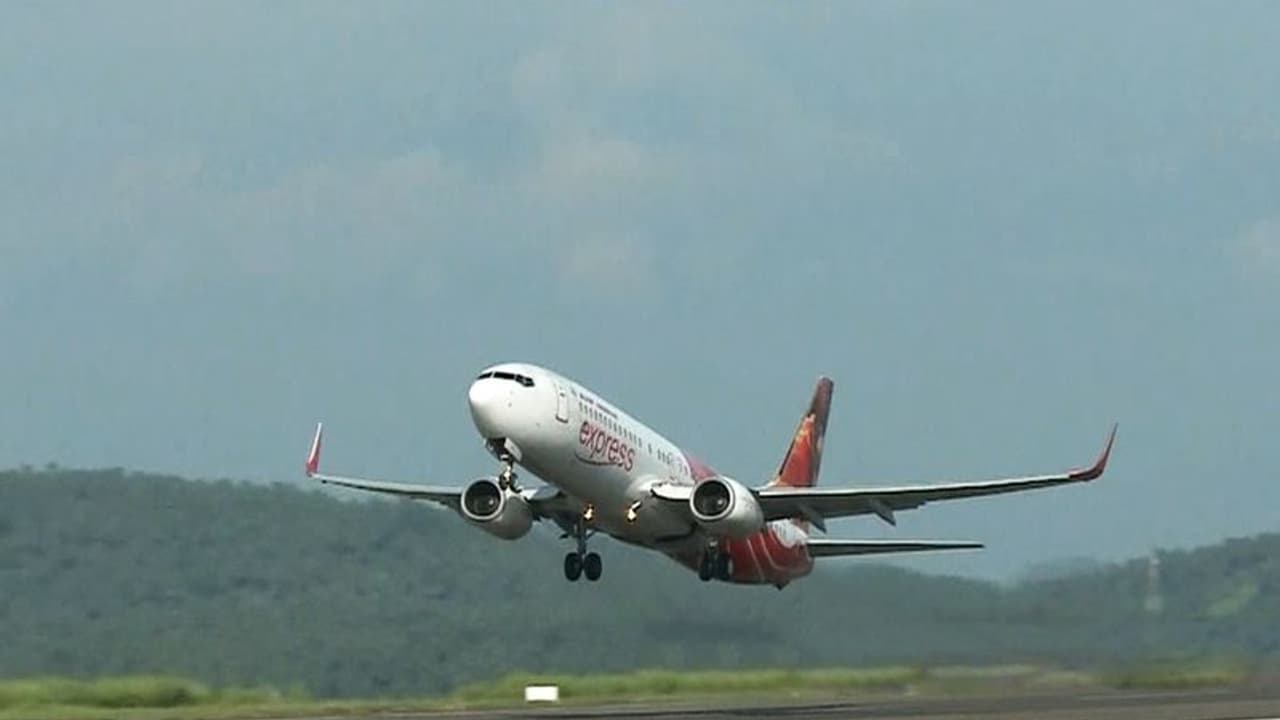 മൂന്ന് വര്ഷത്തിന് ശേഷം കരിപ്പൂര് വിമാനത്താവളത്തില് വീണ്ടും വലിയ വിമാനം ഇറങ്ങി മൂന്ന് വര്ഷത്തിന് ശേഷം കരിപ്പൂര് വിമാനത്താവളത്തില് വീണ്ടും വലിയ വിമാനം ഇറങ്ങി