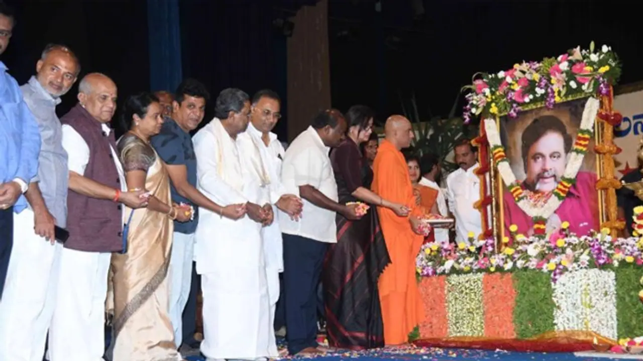 ರಾಜನಾಗಿ ಬಾಳಿದ್ದರು, ರಾಜನಂತೆ ಕಳಿಸಿಕೊಟ್ಟಿರಿ, ಧನ್ಯವಾದ: ಸುಮಲತಾ ರಾಜನಾಗಿ ಬಾಳಿದ್ದರು, ರಾಜನಂತೆ ಕಳಿಸಿಕೊಟ್ಟಿರಿ, ಧನ್ಯವಾದ: ಸುಮಲತಾ