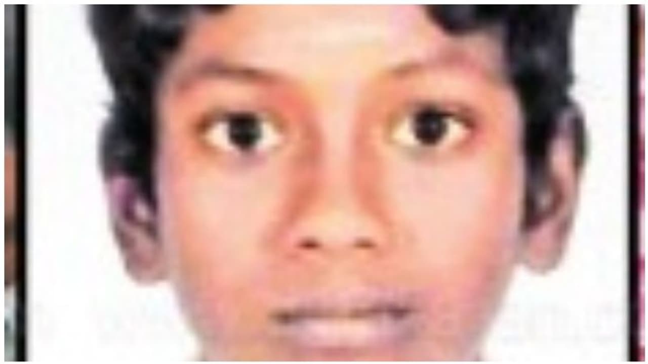 ஃபுட் போர்டு பயணத்தால் நடத்த விபரீதம்! பஸ் சக்கரத்தில் சிக்கி பள்ளி மாணவன் பலி! ஃபுட் போர்டு பயணத்தால் நடத்த விபரீதம்! பஸ் சக்கரத்தில் சிக்கி பள்ளி மாணவன் பலி!