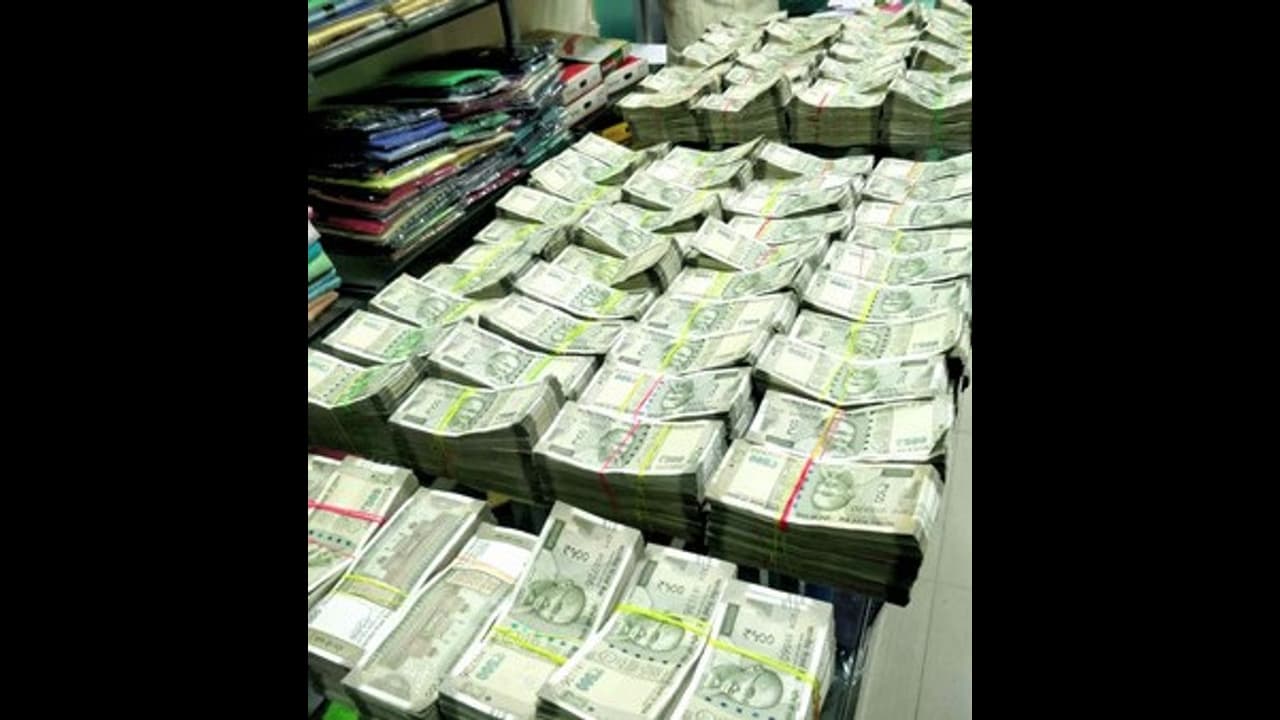 ఆలేరులో రూ.13.3 లక్షల నగదు స్వాధీనం ఆలేరులో రూ.13.3 లక్షల నగదు స్వాధీనం