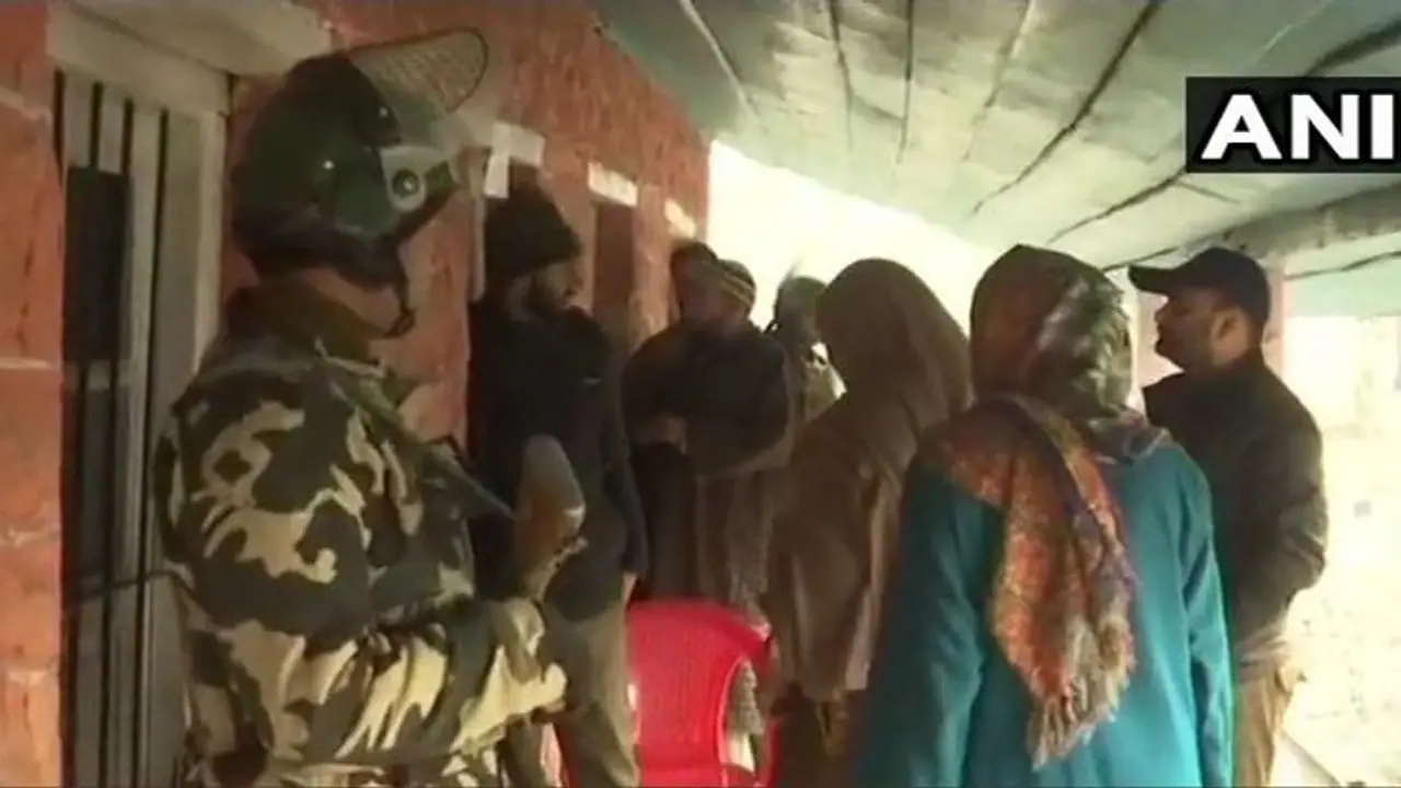 जम्मू कश्मीर में पंचायत चुनाव के छठे चरण का मतदान, लोगों में दिख रहा उत्साह जम्मू कश्मीर में पंचायत चुनाव के छठे चरण का मतदान, लोगों में दिख रहा उत्साह