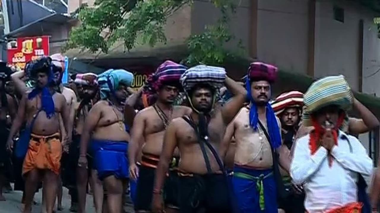 നിരോധനാജ്ഞ തടസമാകുന്നില്ല, ശബരിമലയില് തിരക്കേറി; ഭക്തര് ഒഴുകിയെത്തുന്നു നിരോധനാജ്ഞ തടസമാകുന്നില്ല, ശബരിമലയില് തിരക്കേറി; ഭക്തര് ഒഴുകിയെത്തുന്നു