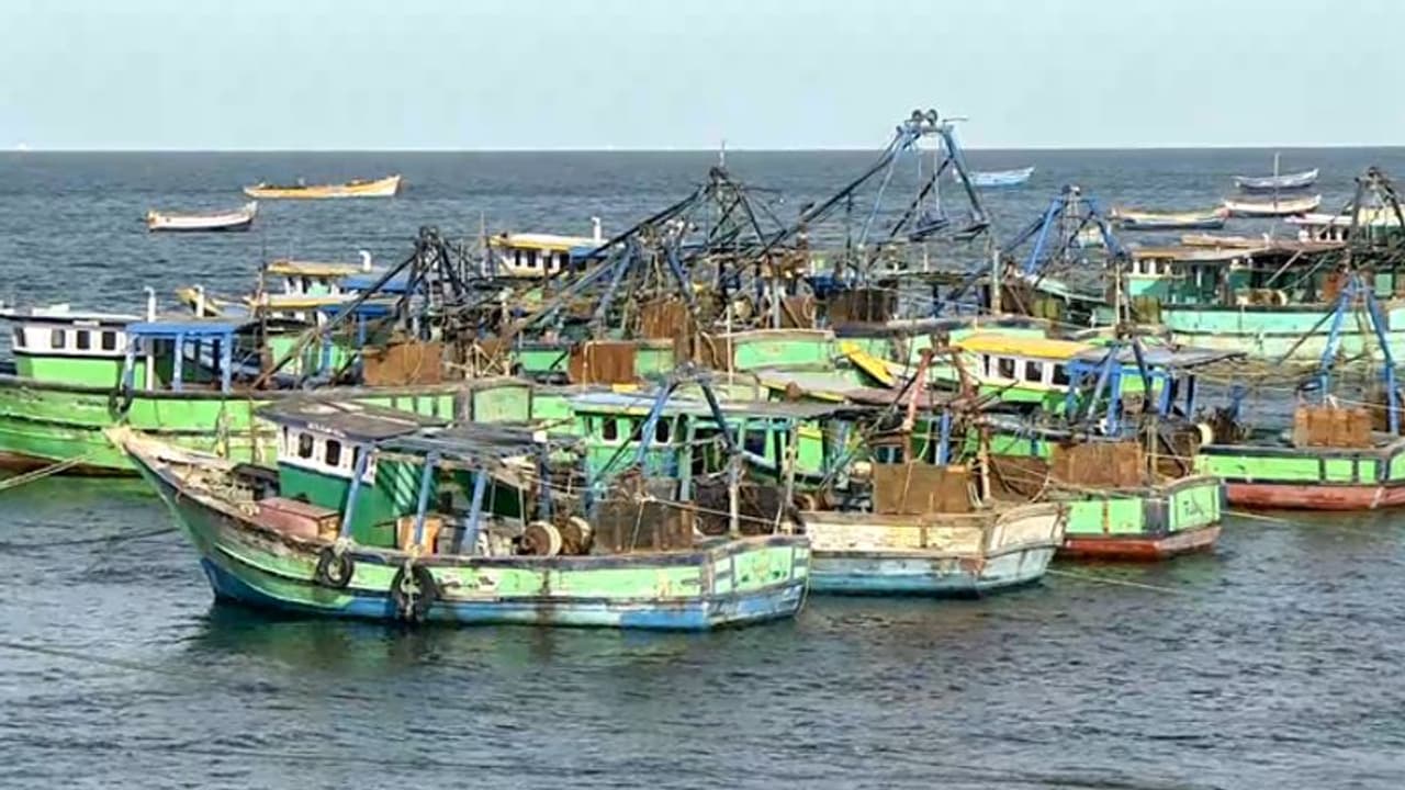 எல்லைத்தாண்டி மீன்பிடித்தாக 15 தமிழக மீனவர்கள் கைது.... நிபந்தனைகளுடன் விடுதலை செய்தது இலங்கை நீதிமன்றம்!!