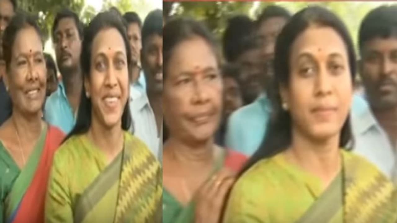 తెలంగాణ కోసం త్యాగాలు చేసిన నా భర్తపై టీఆర్ఎస్ కక్ష కట్టింది: సబిత తెలంగాణ కోసం త్యాగాలు చేసిన నా భర్తపై టీఆర్ఎస్ కక్ష కట్టింది: సబిత