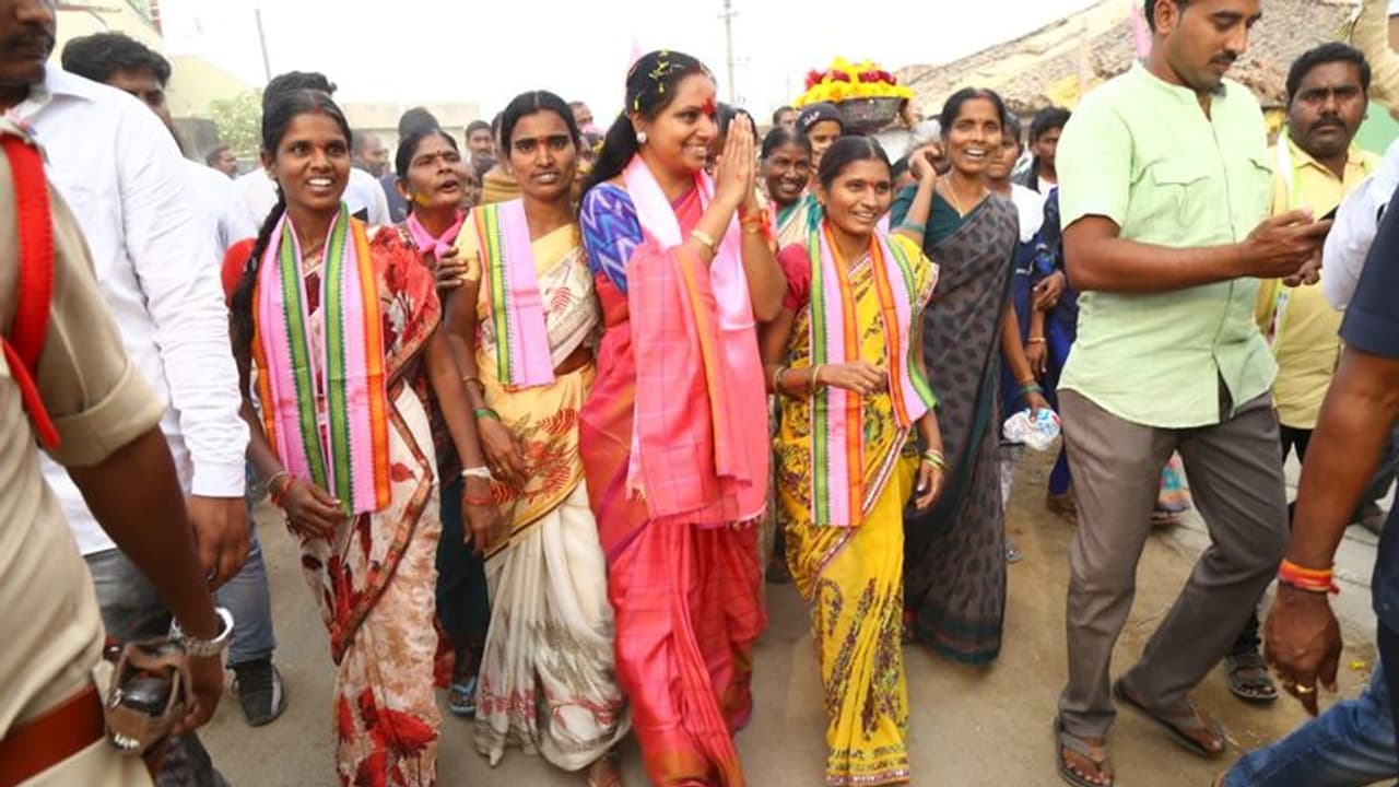 కాంగ్రెస్ వెనక చంద్రబాబు నీడ :ఎంపీ కవిత కాంగ్రెస్ వెనక చంద్రబాబు నీడ :ఎంపీ కవిత