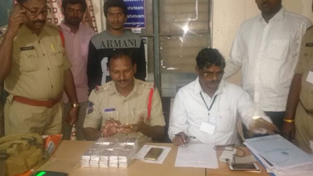 పోలీసులు తనిఖీల్లో పట్టుబడ్డ 30 కిలోల వెండి ...ఆర్టీసి బస్సులో తరలిస్తూ పోలీసులు తనిఖీల్లో పట్టుబడ్డ 30 కిలోల వెండి ...ఆర్టీసి బస్సులో తరలిస్తూ