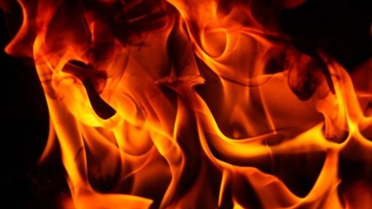 ട്രാന്സ്ഫോര്മര് മുറിയിൽ പന്തെടുക്കാൻ പോയ മുന്ന് കുട്ടികൾ വെന്തുമരിച്ചു ട്രാന്സ്ഫോര്മര് മുറിയിൽ പന്തെടുക്കാൻ പോയ മുന്ന് കുട്ടികൾ വെന്തുമരിച്ചു