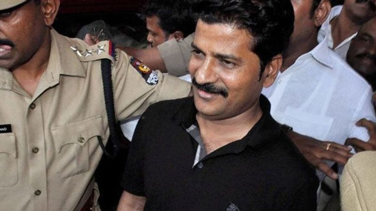 కొడంగల్లో రేవంత్ అనుచరుల ఇళ్లలో సోదాలు కొడంగల్లో రేవంత్ అనుచరుల ఇళ్లలో సోదాలు