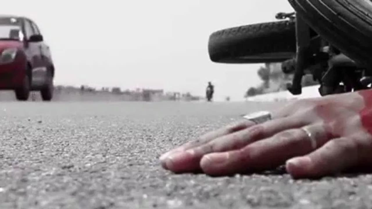 ఆయిల్ ట్యాంకర్ను ఢీకొట్టిన ఆర్టీసీ బస్సు, ఇద్దరి మృతి ఆయిల్ ట్యాంకర్ను ఢీకొట్టిన ఆర్టీసీ బస్సు, ఇద్దరి మృతి