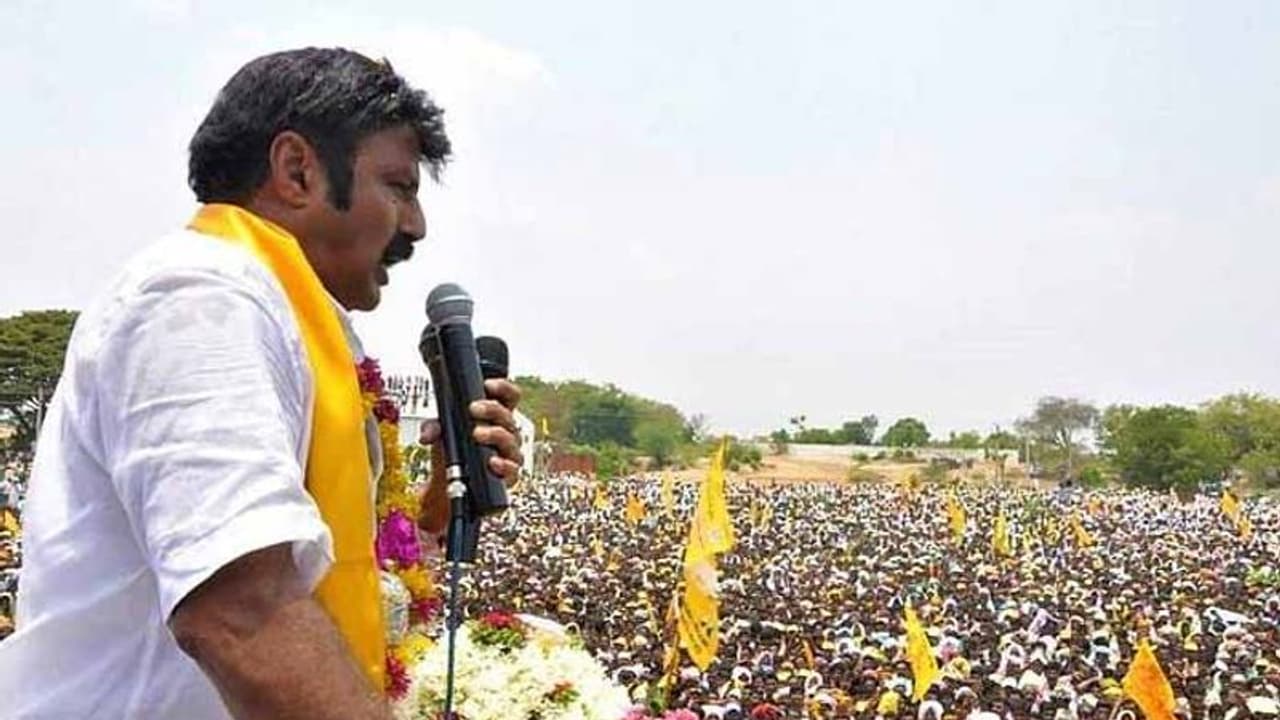 నీది లాటరీ...చంద్రబాబుది హిస్టరీ: కేసీఆర్పై బాలయ్య సెటైర్లు నీది లాటరీ...చంద్రబాబుది హిస్టరీ: కేసీఆర్పై బాలయ్య సెటైర్లు