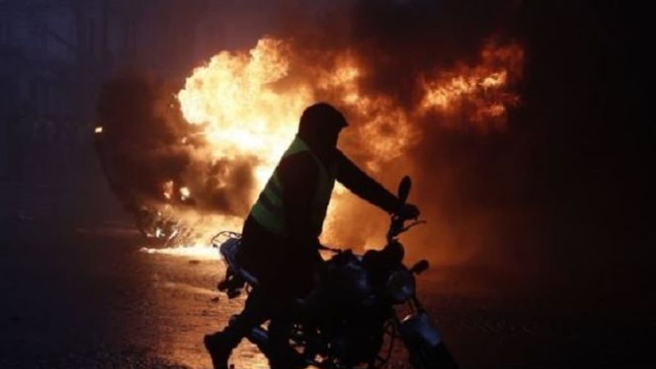 ಪೆಟ್ರೋಲ್ ತೆರಿಗೆ ವಿರುದ್ಧ ದಂಗೆ: ಪೊಲೀಸರನ್ನೇ ಬಡಿದರೆ ಹೆಂಗೆ?