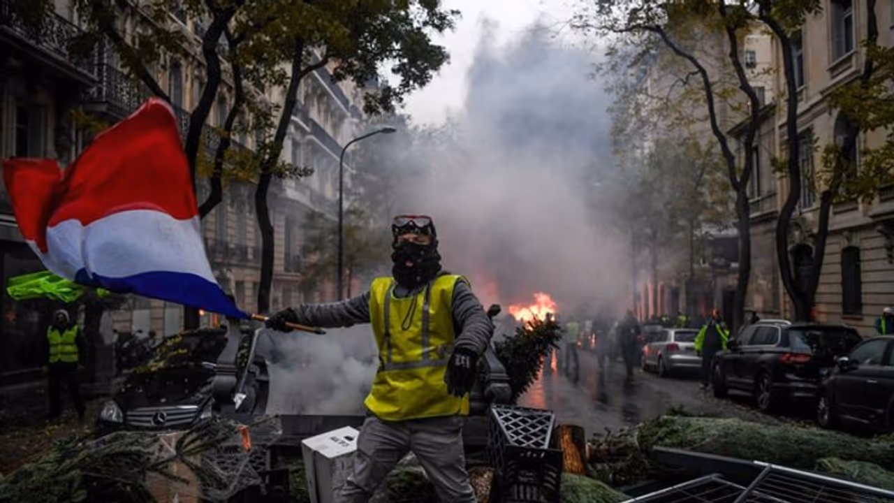 ഇന്ധന വില വർദ്ധന; പാരിസിൽ മുഖം മറച്ചെത്തിയ പ്രതിഷേധക്കാർ ബാങ്കുകൾക്കും വീടുകൾക്കും തീയിട്ടു ഇന്ധന വില വർദ്ധന; പാരിസിൽ മുഖം മറച്ചെത്തിയ പ്രതിഷേധക്കാർ ബാങ്കുകൾക്കും വീടുകൾക്കും തീയിട്ടു