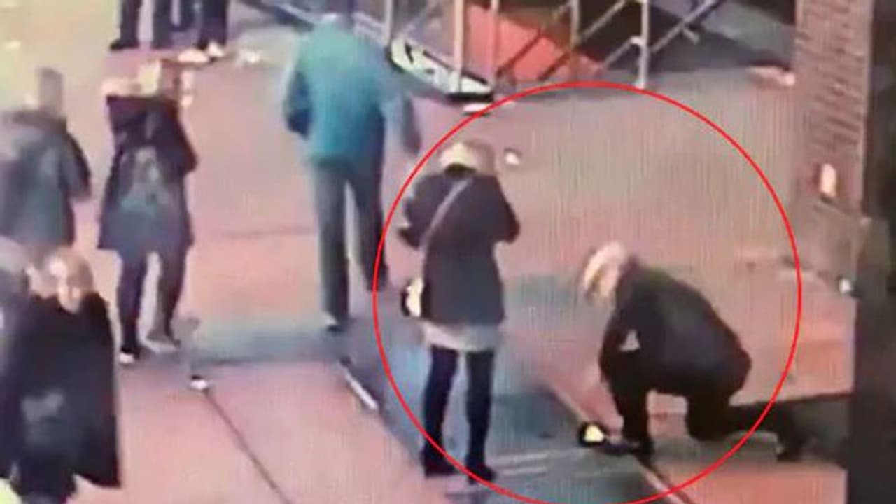 പ്രണയാഭ്യര്ത്ഥന നടത്തുന്നതിനിടെ മോതിരം കാണാതായ കമിതാക്കളെ തിരഞ്ഞ് പൊലീസ് പ്രണയാഭ്യര്ത്ഥന നടത്തുന്നതിനിടെ മോതിരം കാണാതായ കമിതാക്കളെ തിരഞ്ഞ് പൊലീസ്