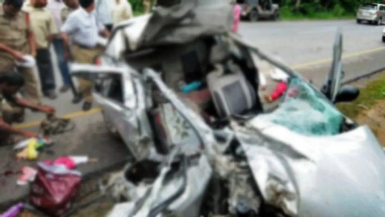 విజయవాడ హైవేపై ఘోర రోడ్డు ప్రమాదం...ముగ్గురు మృతి విజయవాడ హైవేపై ఘోర రోడ్డు ప్రమాదం...ముగ్గురు మృతి