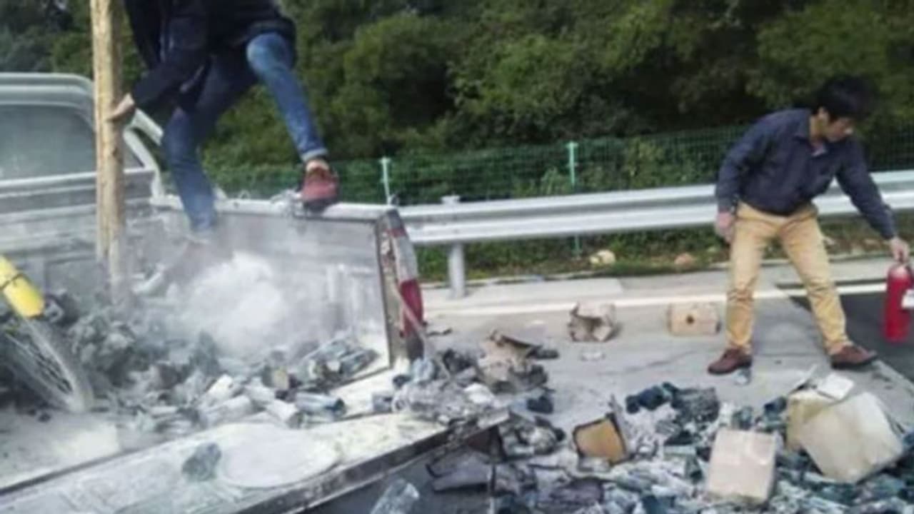 വണ്ടിയിലിരുന്ന് സിഗററ്റ് കുറ്റി പുറത്തേക്കെറിയുന്നവരുടെ ശ്രദ്ധയ്ക്ക്... വണ്ടിയിലിരുന്ന് സിഗററ്റ് കുറ്റി പുറത്തേക്കെറിയുന്നവരുടെ ശ്രദ്ധയ്ക്ക്...