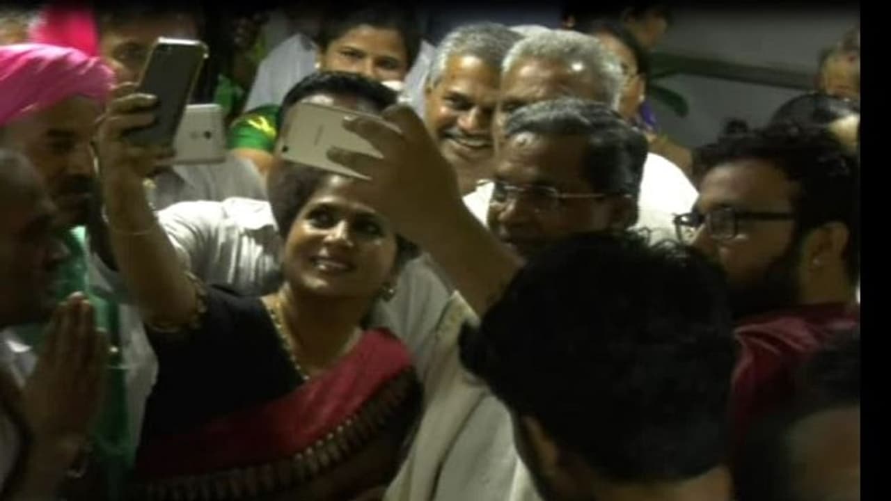 ಬಾಗಲಕೋಟೆಯಲ್ಲಿ ಸಿದ್ದರಾಮಯ್ಯ ಫುಲ್ ಹವಾ: ಹೋದಲ್ಲೆಲ್ಲಾ ಸೆಲ್ಫಿ ಕ್ರೇಜ್ ಬಾಗಲಕೋಟೆಯಲ್ಲಿ ಸಿದ್ದರಾಮಯ್ಯ ಫುಲ್ ಹವಾ: ಹೋದಲ್ಲೆಲ್ಲಾ ಸೆಲ್ಫಿ ಕ್ರೇಜ್