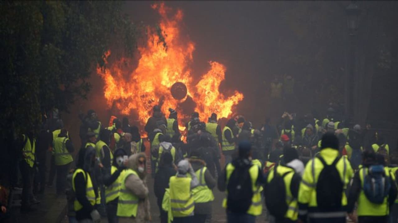 ഇന്ധന വിലക്കയറ്റത്തിനെതിരെ ഫ്രാന്സില് വന് കലാപം; 412 പേരെ അറസ്റ്റ് ചെയ്തു ഇന്ധന വിലക്കയറ്റത്തിനെതിരെ ഫ്രാന്സില് വന് കലാപം; 412 പേരെ അറസ്റ്റ് ചെയ്തു