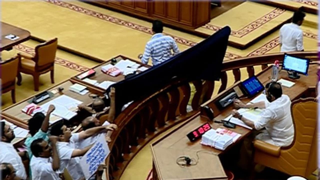 നാലാം ദിവസവും നിയമസഭയെ സ്തംഭിപ്പിച്ച് ശബരിമല; സഭ ഇന്നത്തേക്ക് പിരിഞ്ഞു നാലാം ദിവസവും നിയമസഭയെ സ്തംഭിപ്പിച്ച് ശബരിമല; സഭ ഇന്നത്തേക്ക് പിരിഞ്ഞു