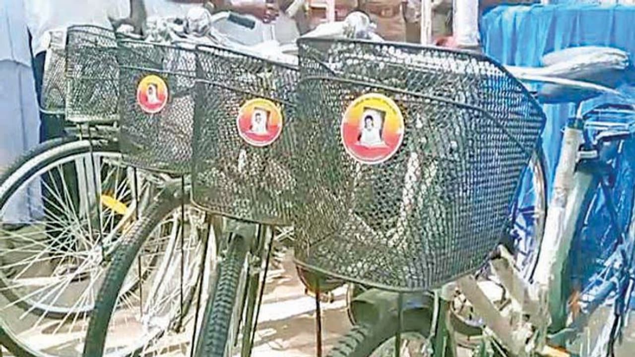 ತಮಿಳುನಾಡಿನ ಶಾಲೆಗಳಲ್ಲಿ ಕರ್ನಾಟಕ ಸೈಕಲ್ ವಿತರಣೆ! ತಮಿಳುನಾಡಿನ ಶಾಲೆಗಳಲ್ಲಿ ಕರ್ನಾಟಕ ಸೈಕಲ್ ವಿತರಣೆ!