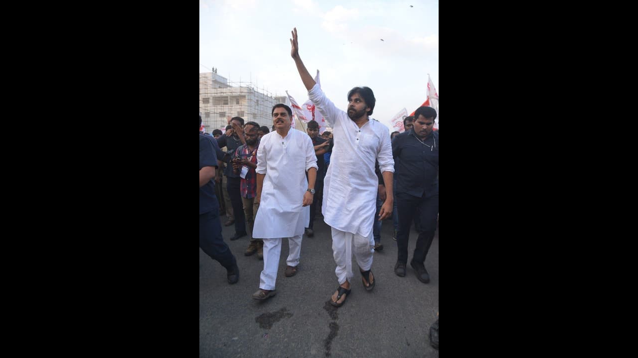 #JanaSenaLongMarch లాంగ్‌మార్చ్‌లో పాల్గొన్న పవన్ కల్యాణ్