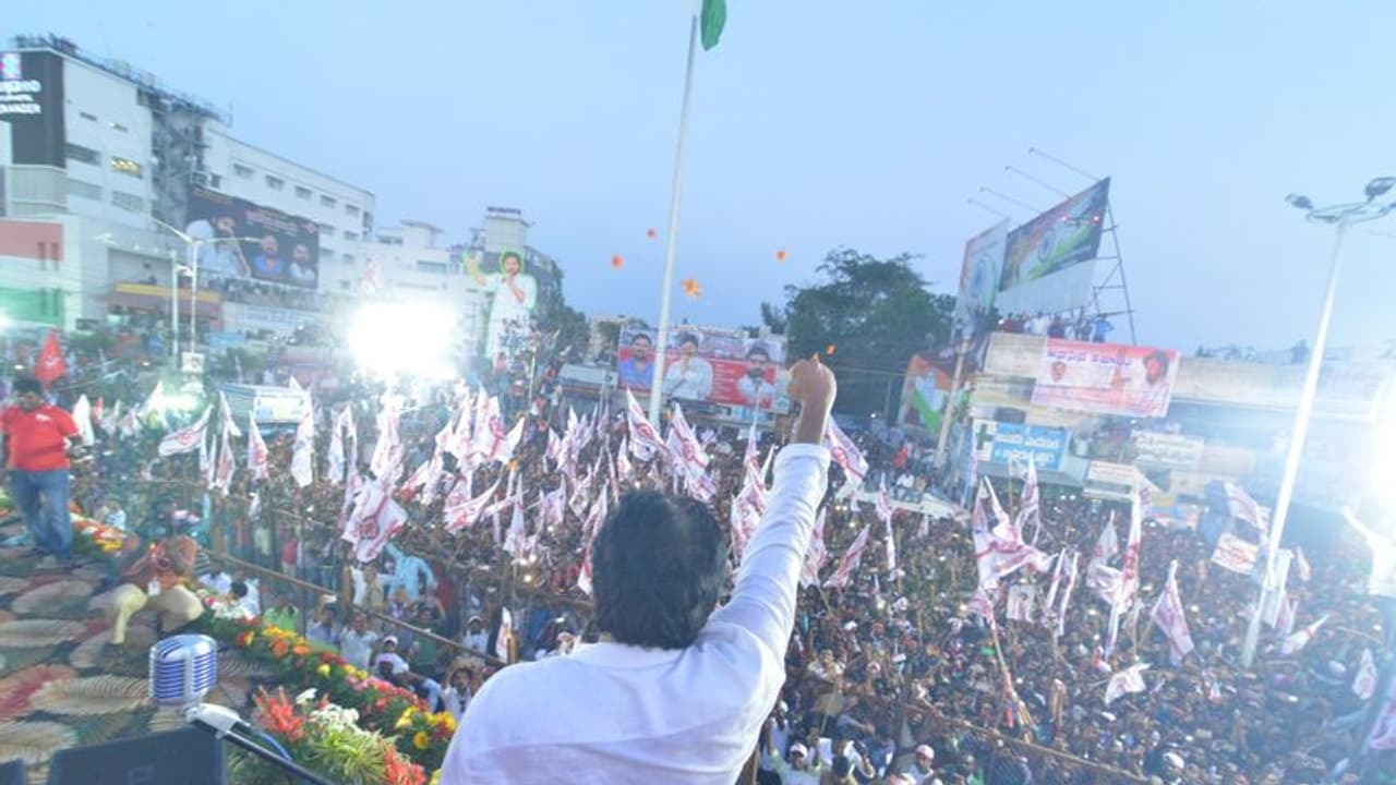 జనసేన లాంగ్మార్చ్లో అపశృతి: షార్ట్సర్క్యూట్, కార్యకర్తలకు గాయాలు జనసేన లాంగ్మార్చ్లో అపశృతి: షార్ట్సర్క్యూట్, కార్యకర్తలకు గాయాలు