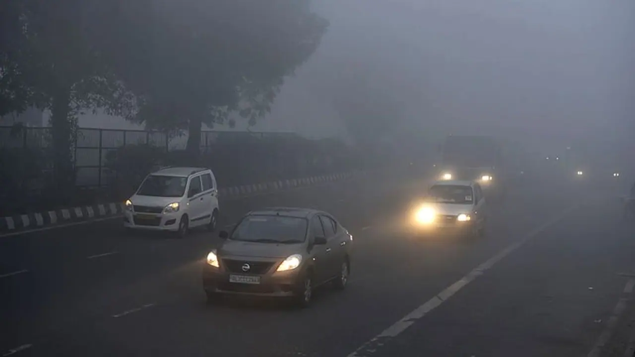 यमुना एक्सप्रेस-वे पर कोहरे से बचाव के लिए लगाई गईं 400 फ़ॉग लाइटें