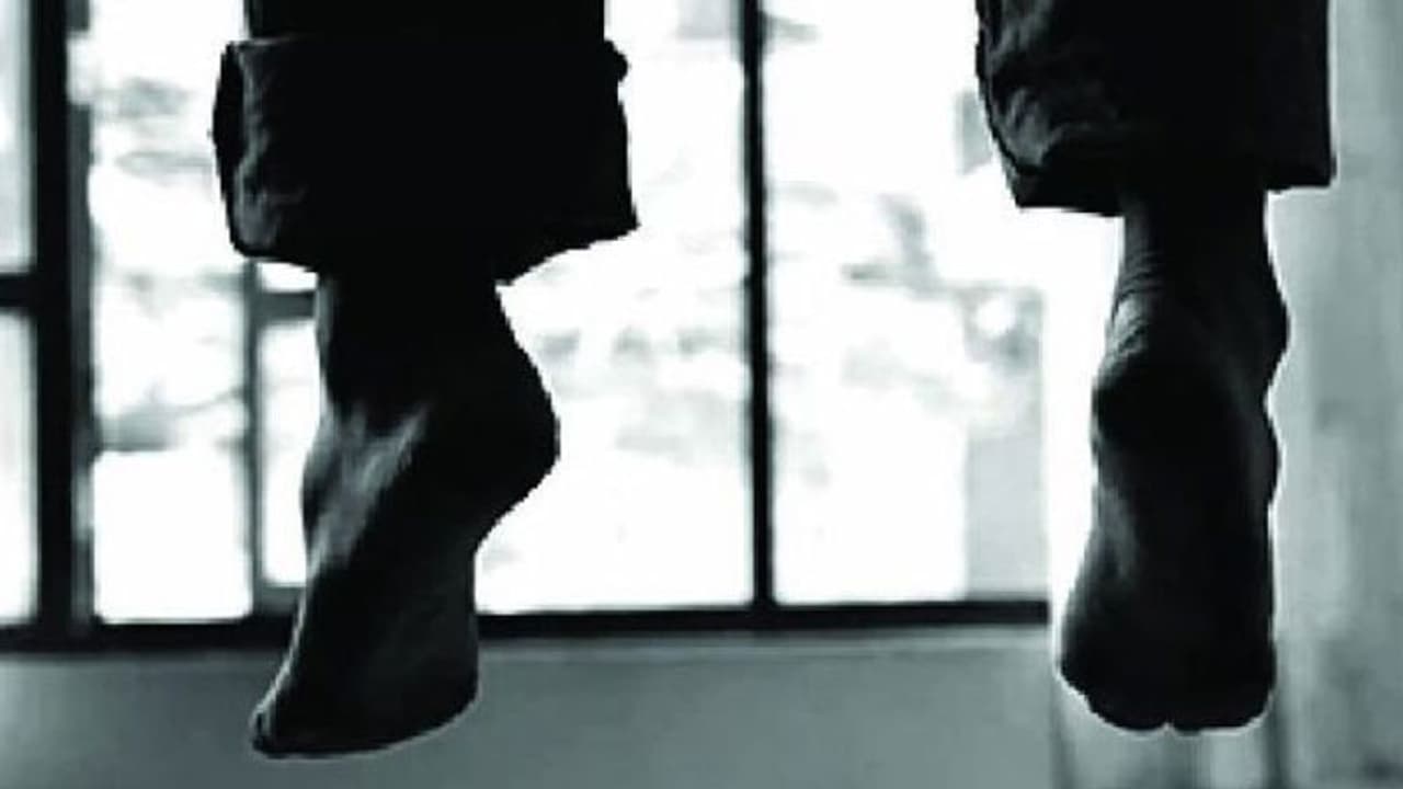 സ്ഥലം തന്റെ പേരിലാക്കണമെന്ന് ആവശ്യപ്പെട്ട് ഭാര്യയുടെ വഴക്ക്; യുവാവ് ആത്മഹത്യ ചെയ്തു സ്ഥലം തന്റെ പേരിലാക്കണമെന്ന് ആവശ്യപ്പെട്ട് ഭാര്യയുടെ വഴക്ക്; യുവാവ് ആത്മഹത്യ ചെയ്തു