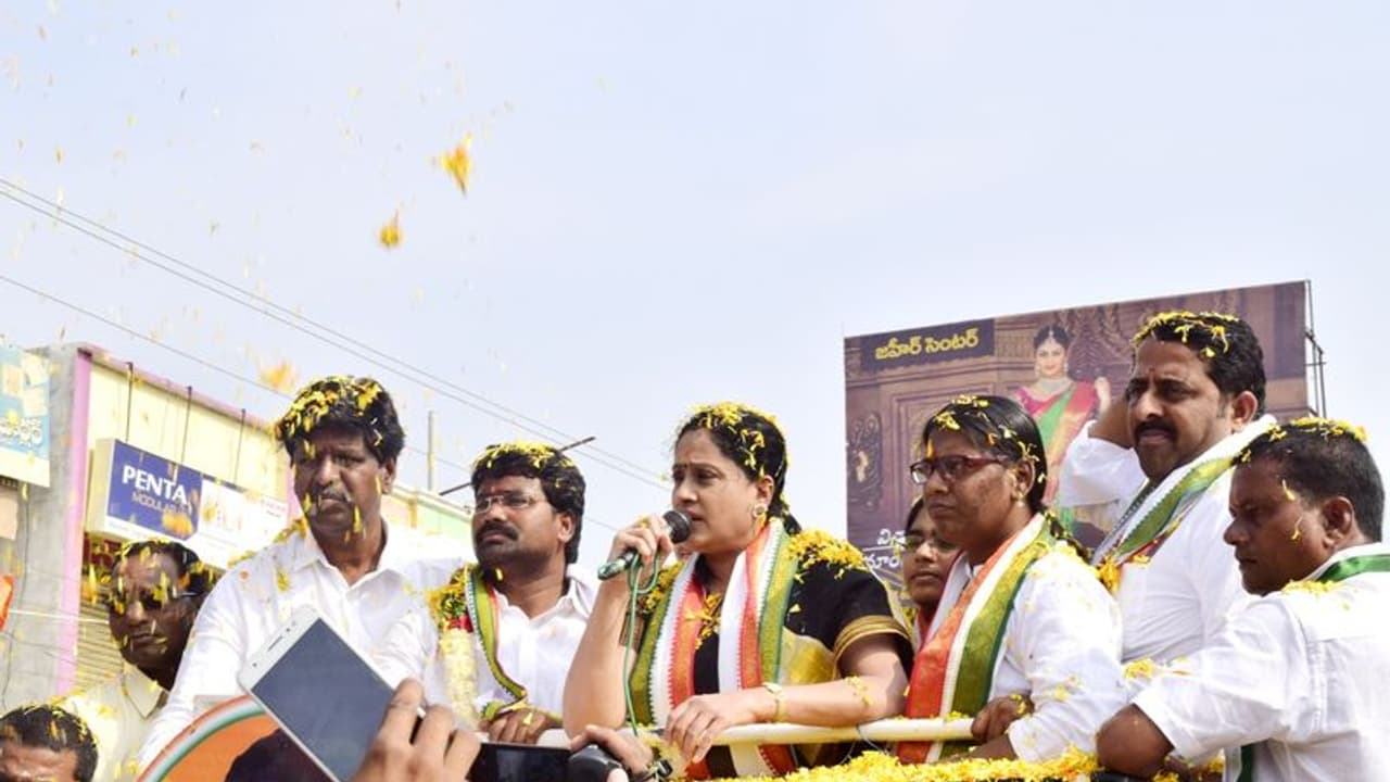 కేసీఆర్ జాతకాల పిచ్చోడు: ముందస్తు ఎన్నికలపై విజయశాంతి కేసీఆర్ జాతకాల పిచ్చోడు: ముందస్తు ఎన్నికలపై విజయశాంతి