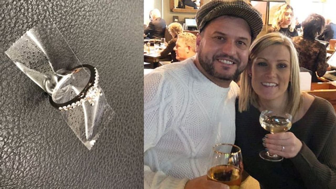 വിവാഹാഭ്യർത്ഥനയ്ക്കിടെ മോതിരം ഓവ് ചാലില് വീണു; ഒറ്റ ദിവസം കൊണ്ട് മോതിരം കണ്ടെത്തി കമിതാക്കള്ക്ക് സമ്മാനിച്ച് പൊലീസ് വിവാഹാഭ്യർത്ഥനയ്ക്കിടെ മോതിരം ഓവ് ചാലില് വീണു; ഒറ്റ ദിവസം കൊണ്ട് മോതിരം കണ്ടെത്തി കമിതാക്കള്ക്ക് സമ്മാനിച്ച് പൊലീസ്