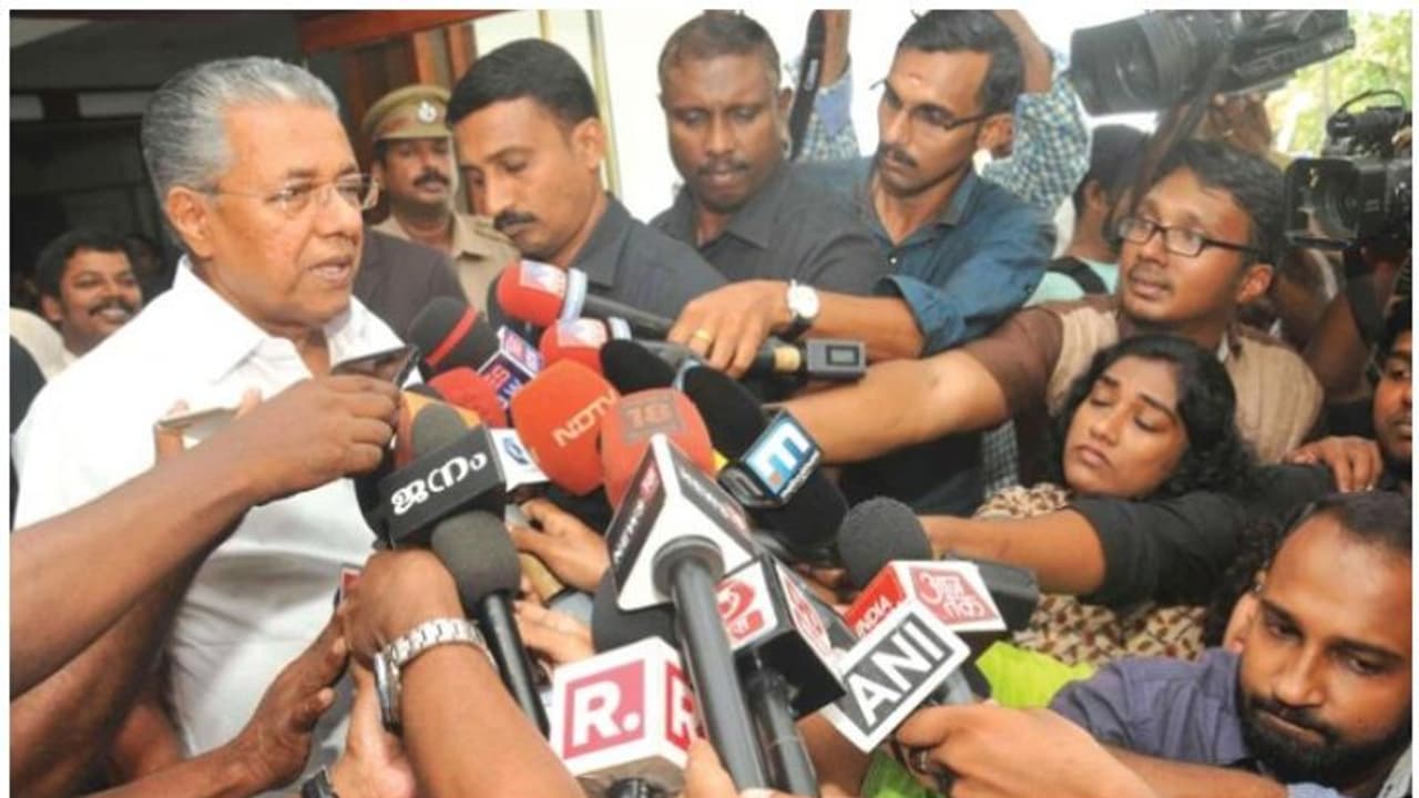 മാധ്യമങ്ങള്ക്ക് വിലക്കില്ല, വിവരങ്ങള് കൃത്യമായി നല്കുകയാണ് ലക്ഷ്യമെന്ന് മുഖ്യമന്ത്രി മാധ്യമങ്ങള്ക്ക് വിലക്കില്ല, വിവരങ്ങള് കൃത്യമായി നല്കുകയാണ് ലക്ഷ്യമെന്ന് മുഖ്യമന്ത്രി