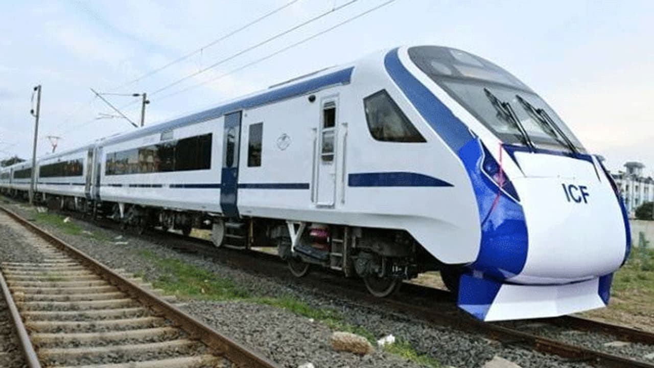 ಶೀಘ್ರದಲ್ಲೇ ಟ್ರೈನ್ 18ಗೆ ಚಾಲನೆ ನೀಡಲಿರುವ ಪ್ರಧಾನಿ ಮೋದಿ! ಶೀಘ್ರದಲ್ಲೇ ಟ್ರೈನ್ 18ಗೆ ಚಾಲನೆ ನೀಡಲಿರುವ ಪ್ರಧಾನಿ ಮೋದಿ!