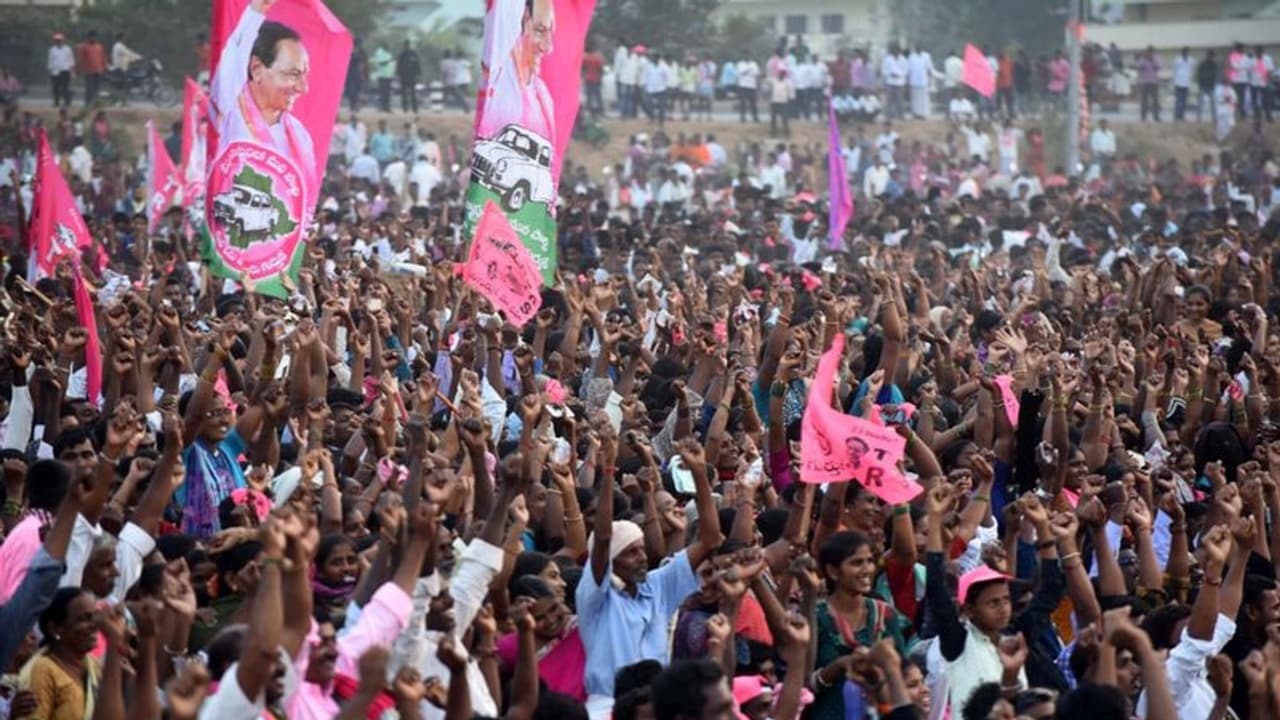 ఆధిక్యంలో దూసుకుపోతున్న టీఆర్ఎస్.. మొదలైన సంబరాలు ఆధిక్యంలో దూసుకుపోతున్న టీఆర్ఎస్.. మొదలైన సంబరాలు